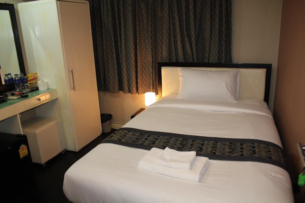 V30 Sukhumvit Hotel Bangkok Buitenkant foto